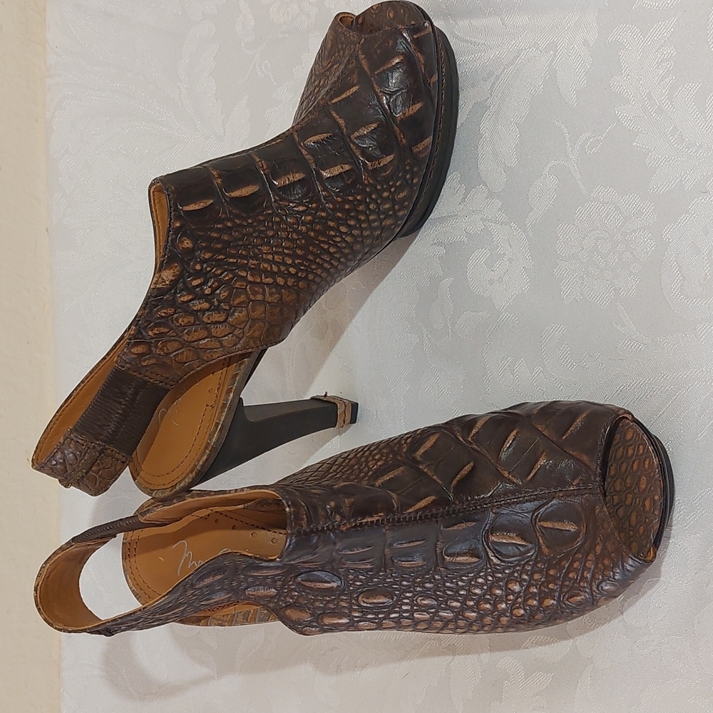 Max Azaria (Vero Cuoio) Brown, sling back, platform heels. Size 6.5. NWOT.
